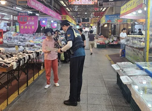 충북경찰, 전통시장·대형마트서 보이스피싱 예방 홍보