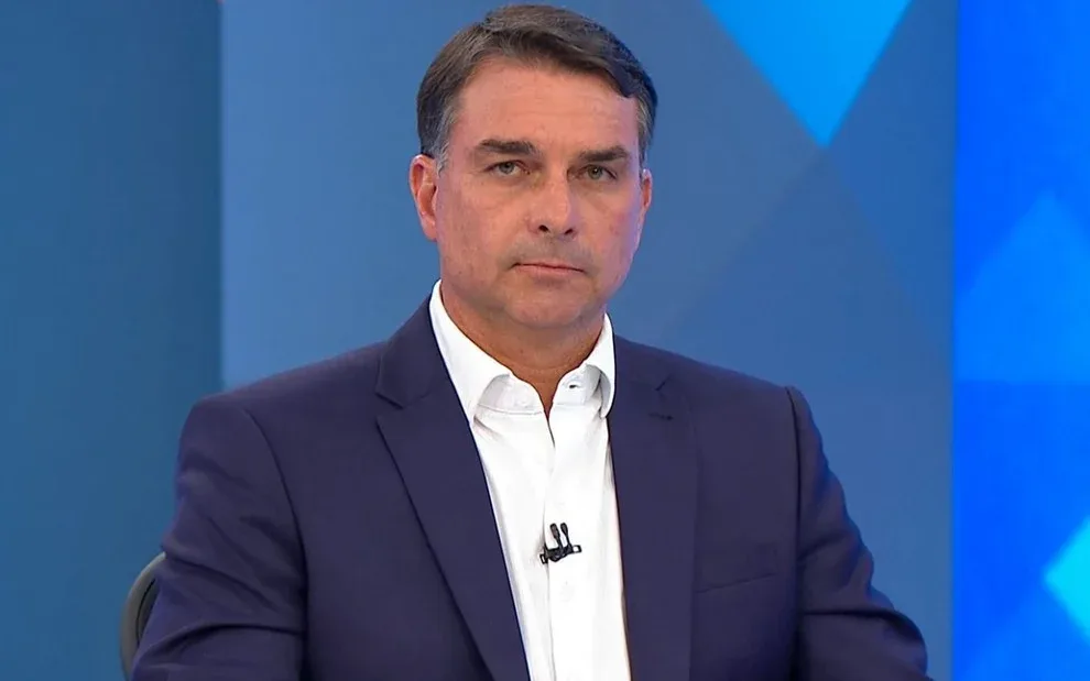 Flávio é confrontado por ligação com Vorcaro, não responde e rebate com ataques à Globo