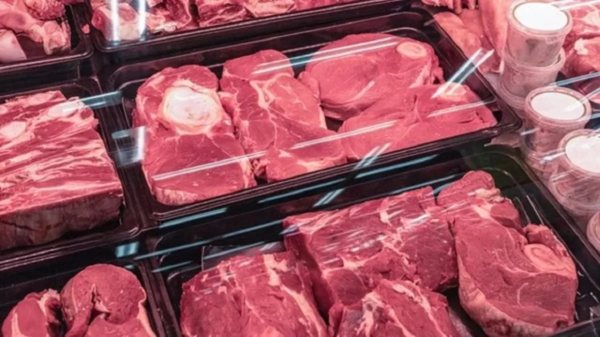 Carne na bandeja preta é melhor? Saiba como escolher o alimento