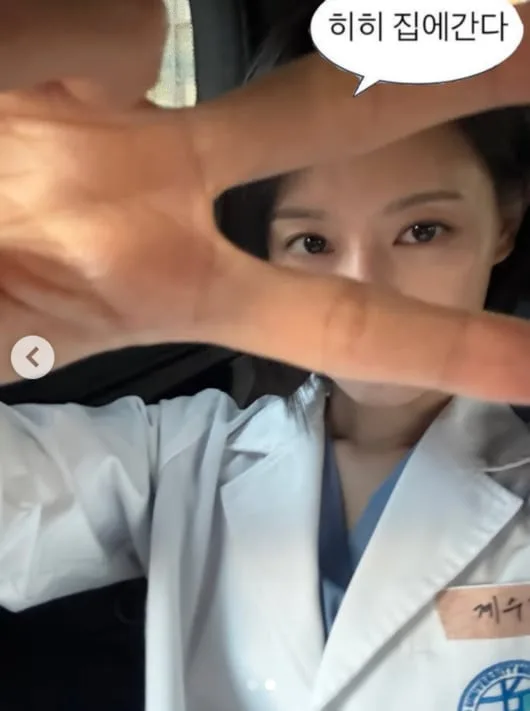 김지원, 의사 가운도 이렇게 잘 어울려..“히히 집에 간다” 깜찍