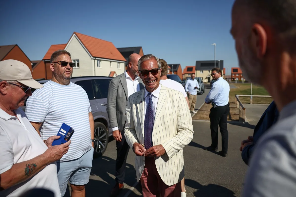 Législative partielle en Angleterre : Nigel Farage réélu député face au candidat satirique Tête-de-Poubelle