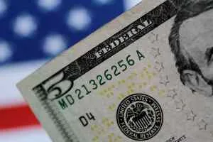 Dólar mantém maior cotação em 18 meses diante de tensões no Golfo e inflação nos EUA