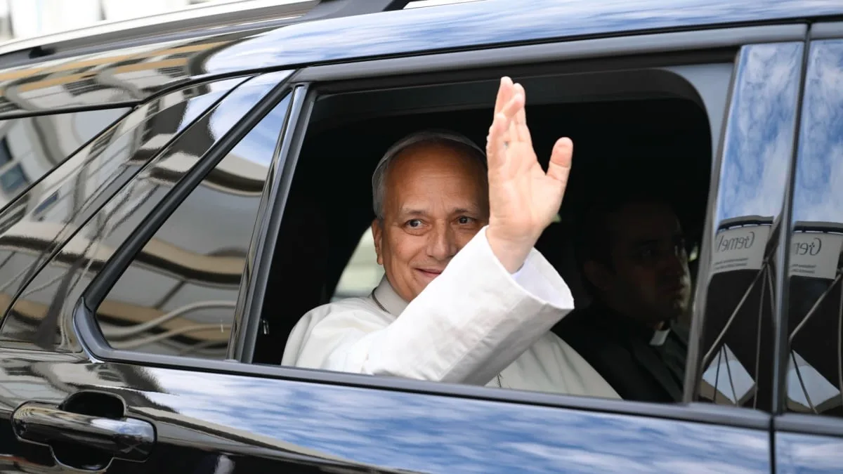 Papa León XIV sale del hospital tras operación de un tumor canceroso; regresa al Vaticano