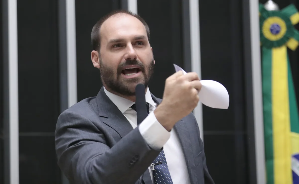 STF determina execução de pena e ordena prisão de Eduardo Bolsonaro