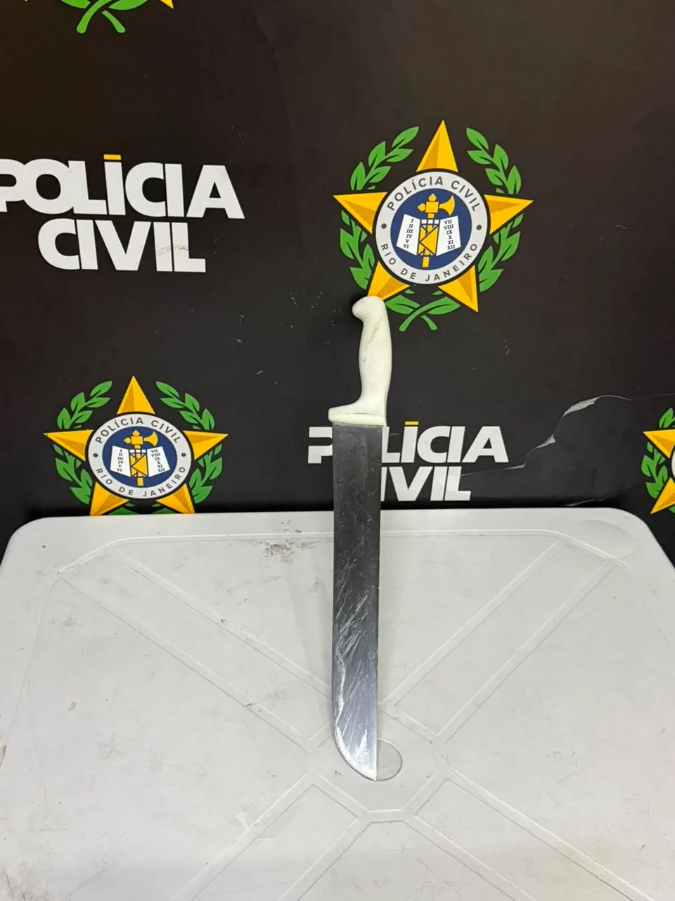 Homem é preso suspeito de agredir avó e tio e ameaçá-los com facão em Barra Mansa