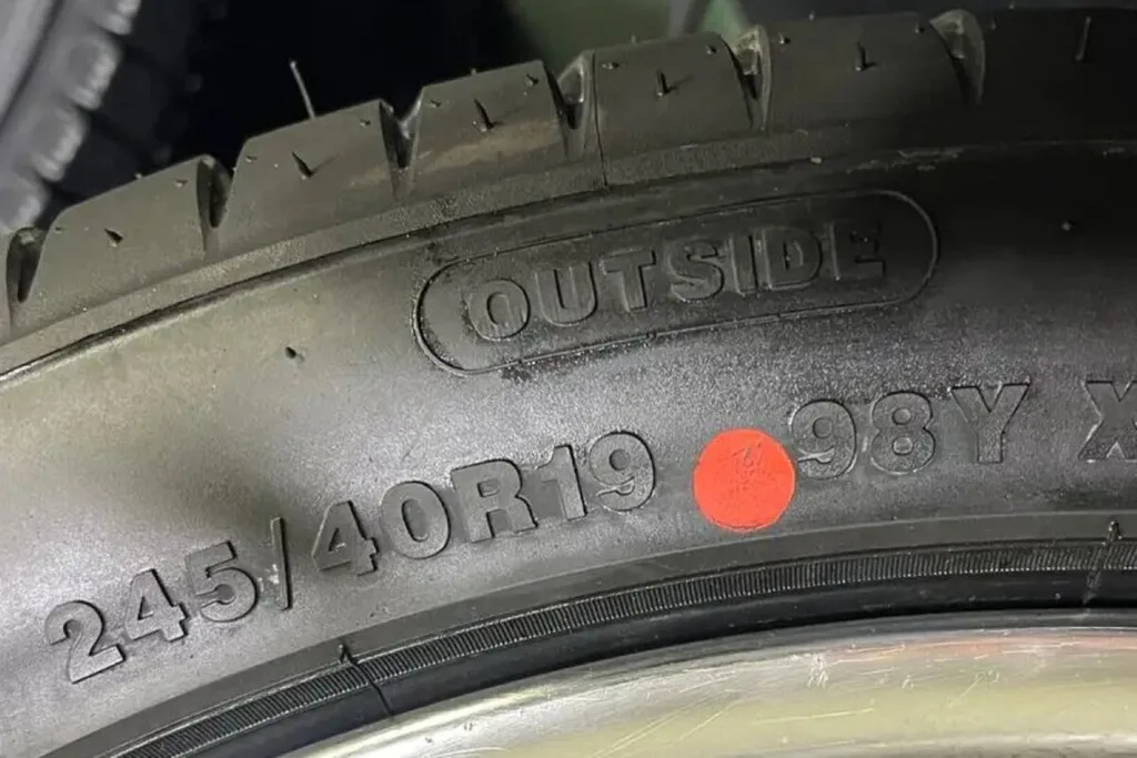 Puntos amarillos y rojos en las llantas del carro: ¿para qué sirven y qué significa?