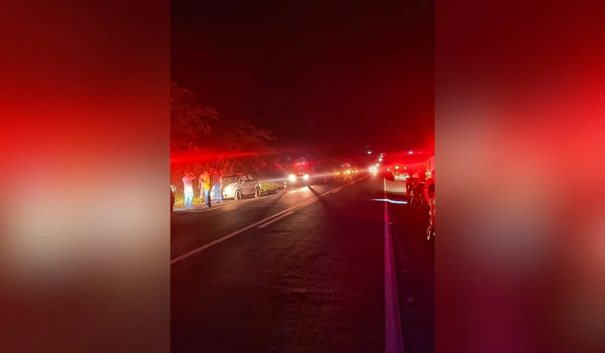 Motociclista morre após invadir faixa contrária durante ultrapassagem e bater de frente com carro em SP