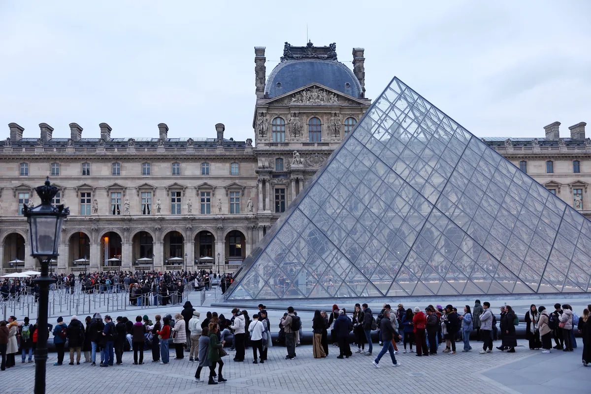 Sem reforma e modernização, Louvre terá que fechar as portas, alerta presidente um ano após roubo