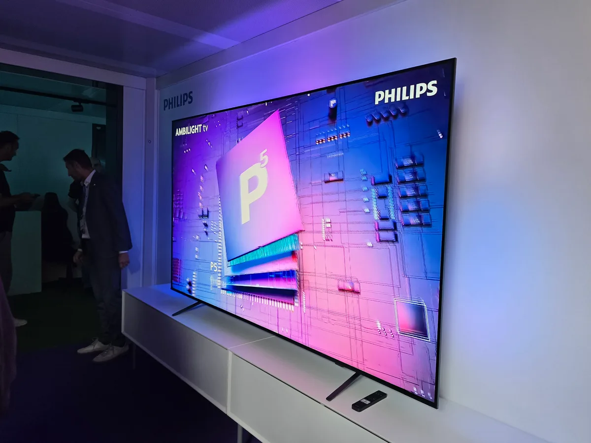 Philips voit encore plus grand : son premier téléviseur Ambilight de 100 pouces arrive