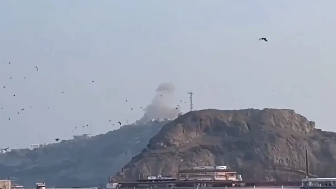 Houthis fire missiles at Yemen palace in bid to wipe out Saudi-backed govt, 4 killed