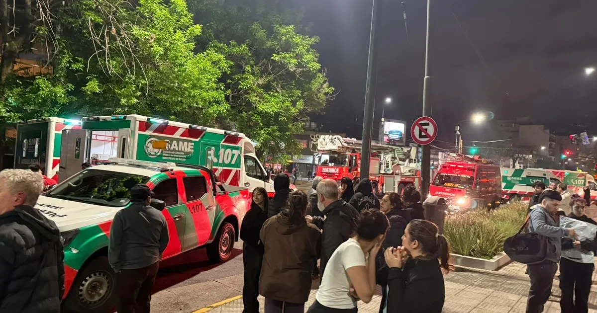 Explosión e incendio en una casa de Villa Devoto: tres personas resultaron heridas y varias dotaciones de bomberos sofocan las llamas