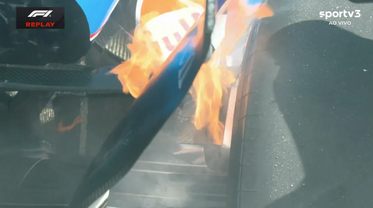 Carro de Sainz pega fogo com problema nos freios em Baku; veja