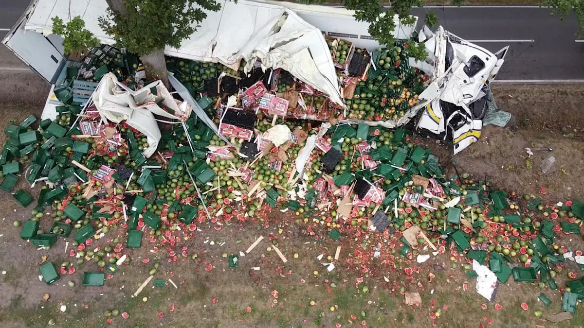 Vollsperrung in Niedersachsen - 22 Tonnen Melonen fliegen über den Acker