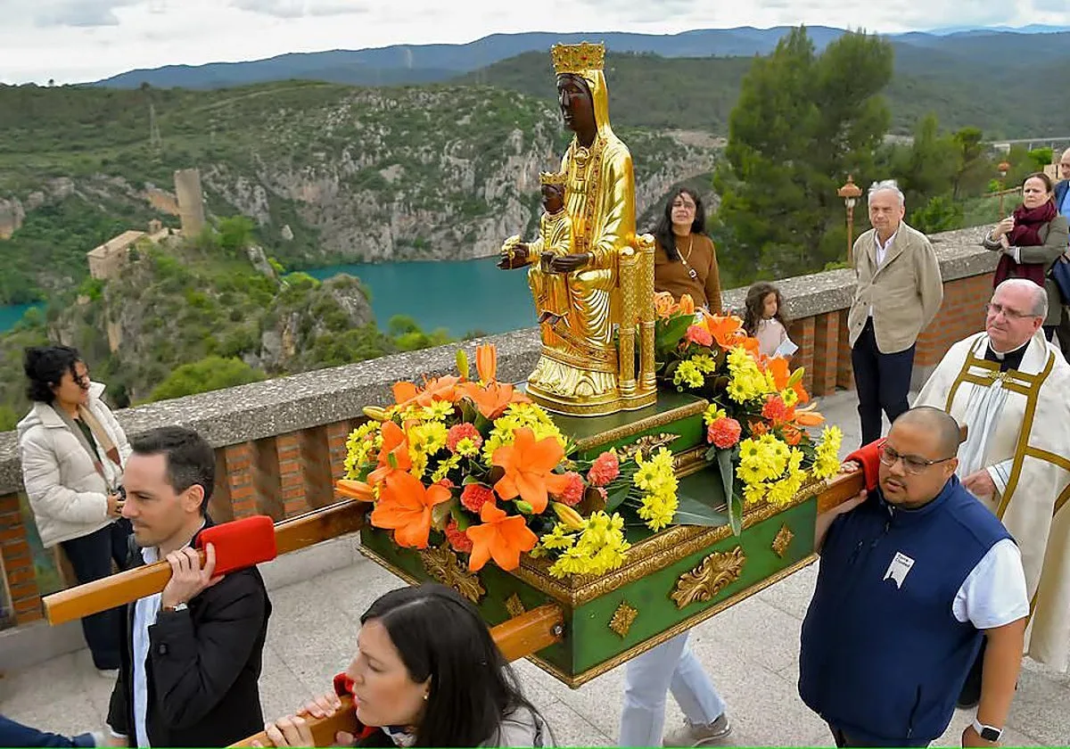 La vuelta de la Virgen de Torreciudad a la ermita original por un día reabre la batalla por el santuario