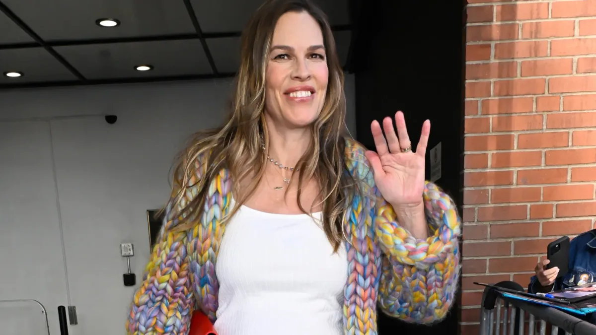 Hilary Swank, tras anunciar su embarazo a los 52 años: "Las mujeres reciben críticas por tener hijos a cierta edad, los hombres no"