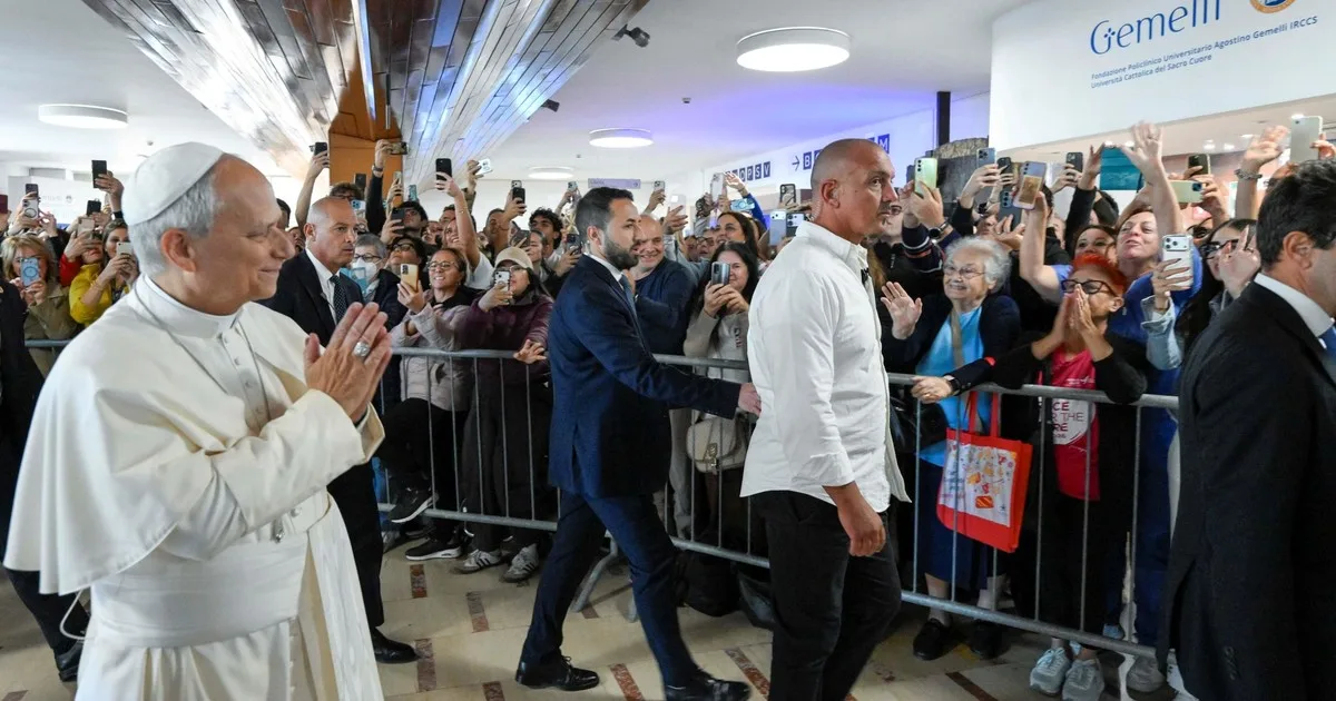 Un equipo de siete médicos participó de la operación del papa León XIV