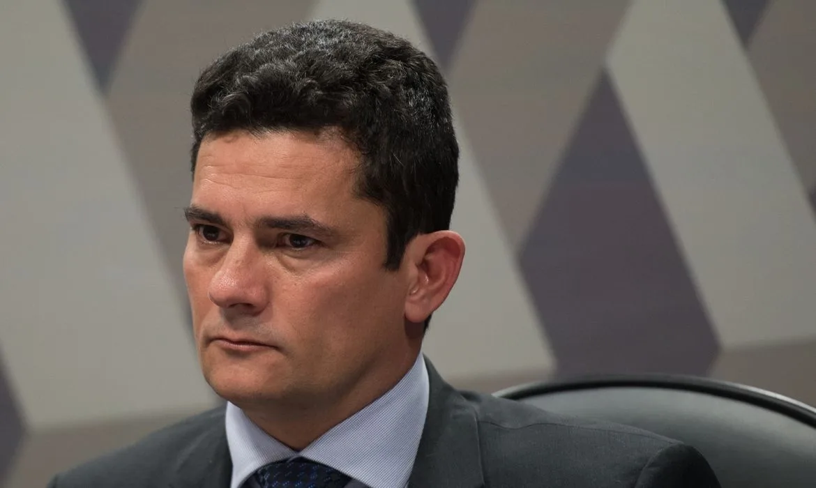 Apresentadora acaba com Moro após senador inventar hospital