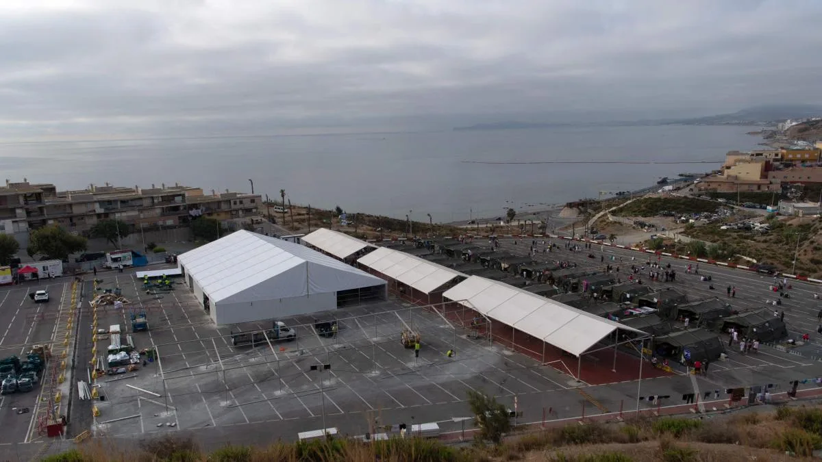 Disparos al aire para frenar a cientos de migrantes que buscan las nuevas camas de acogida en Ceuta