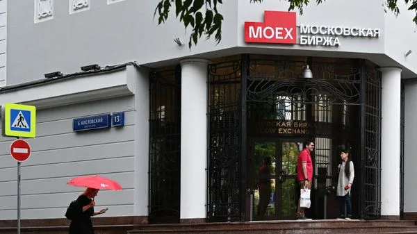 Рынок акций РФ растет в попытках закрепиться выше 2300 пунктов