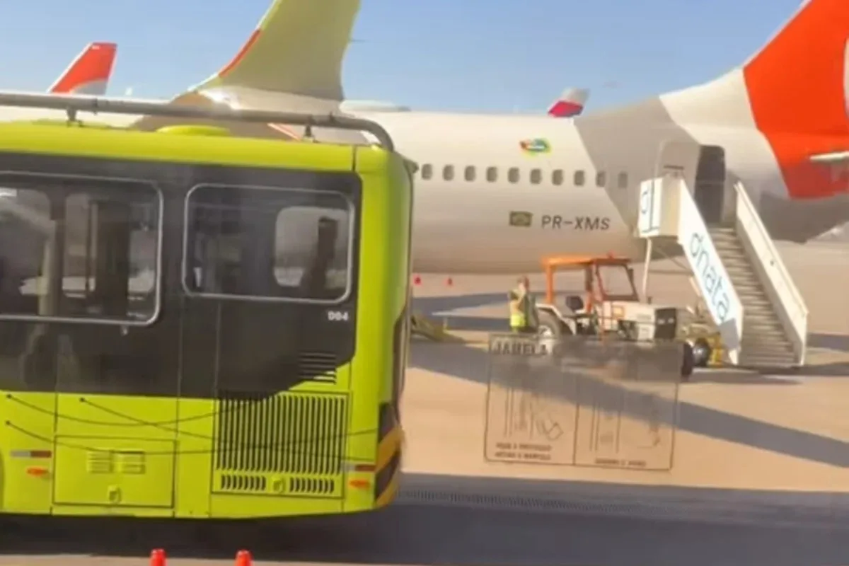 VÍDEO: ônibus atinge asa de avião da Gol durante embarque