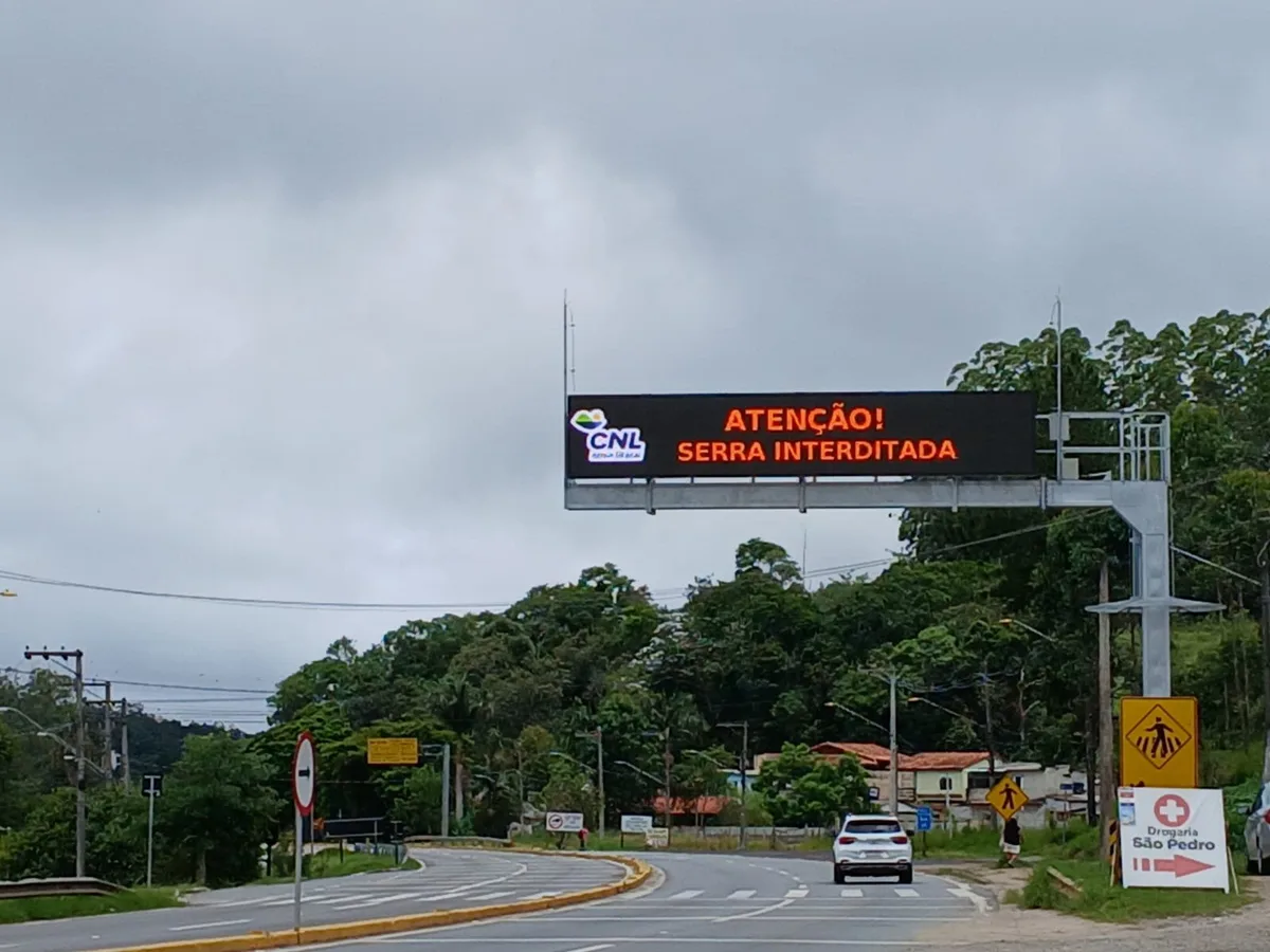 Acidente interdita totalmente Mogi-Bertioga e deixa uma pessoa morta