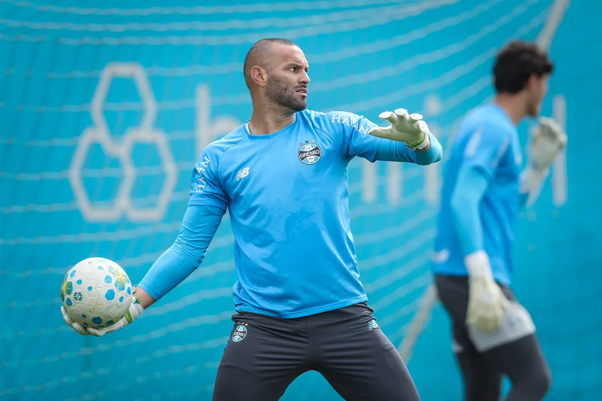 Weverton aprova novas regras e diz: "Quando a gente está em campo, faz coisas feias"