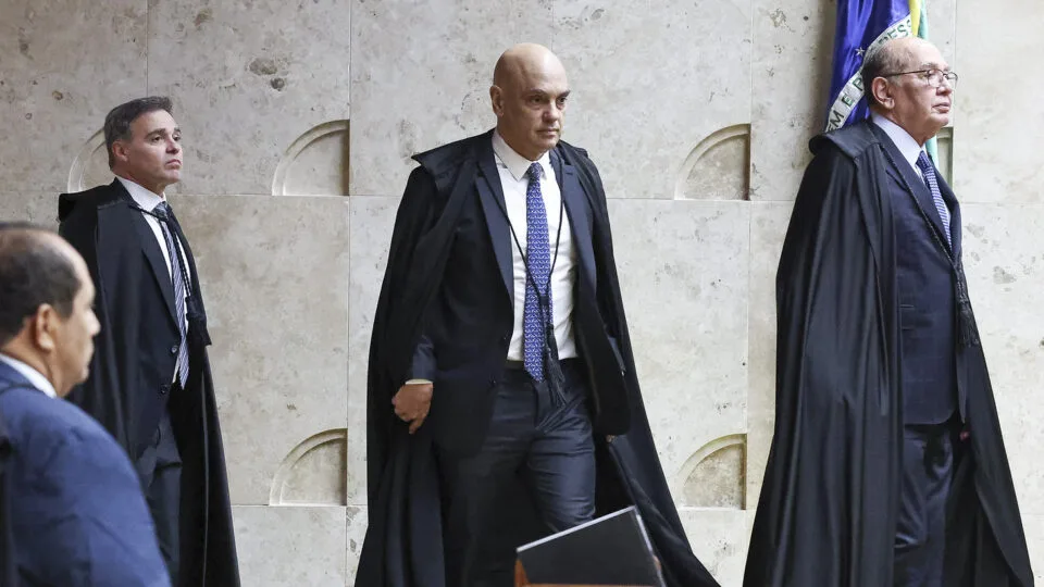 Ministros do STF articulam saída de Moraes da crise e Vorcaro implica Andrei