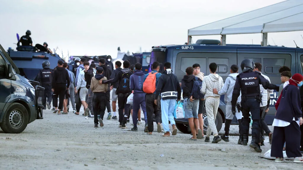 Último acampamento de migrantes de Ceuta é desmontado antes de visita do rei da Espanha