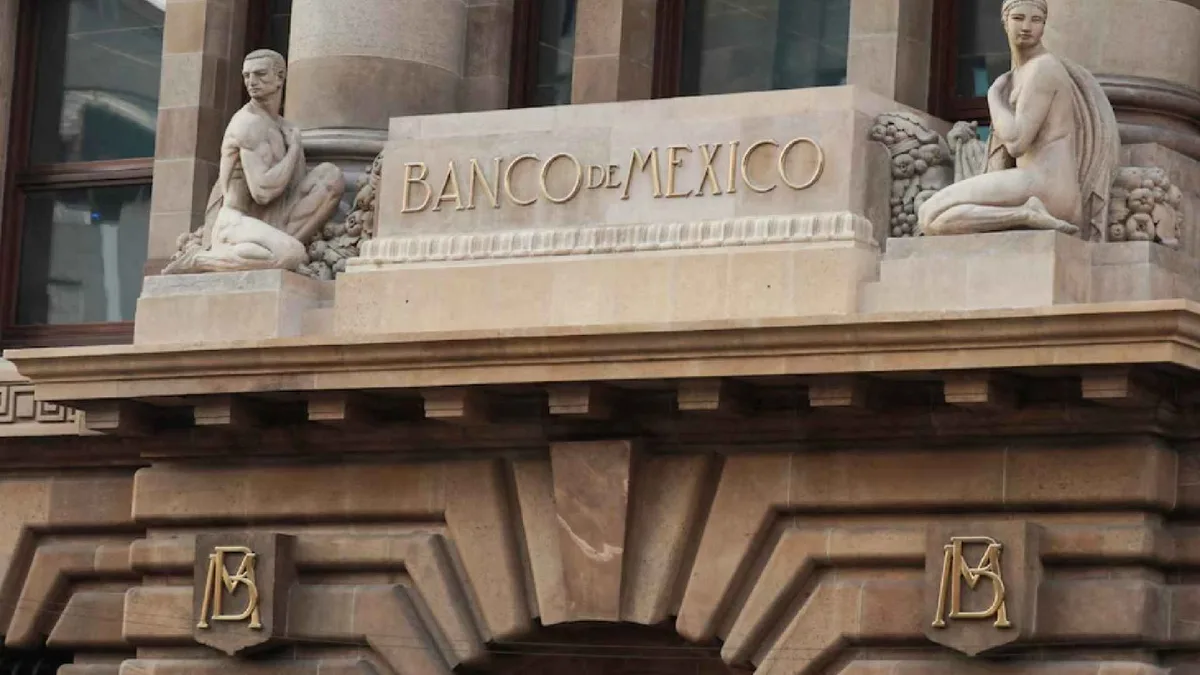 Subgobernador del Banco de México responde a Sheinbaum: niega que todos tengan derecho a una pensión