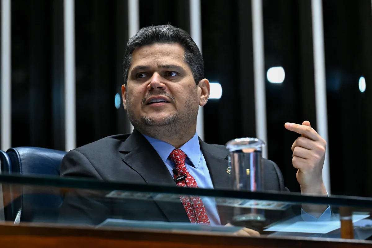 Alcolumbre frustra governo Lula e deixa fim da 6x1 para depois do 1º turno da eleição