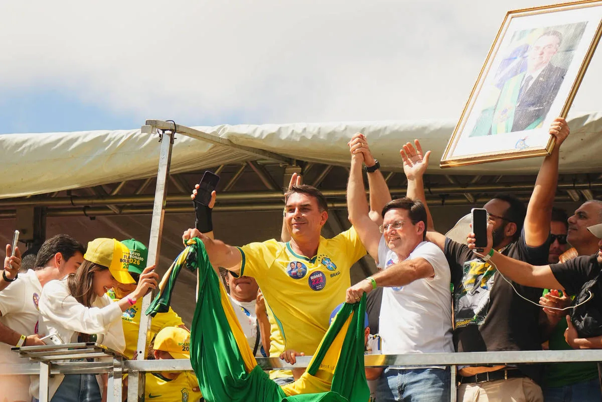 Flávio Bolsonaro repete Jair e diz que vai recrutar apoiadores para fiscalizar urnas