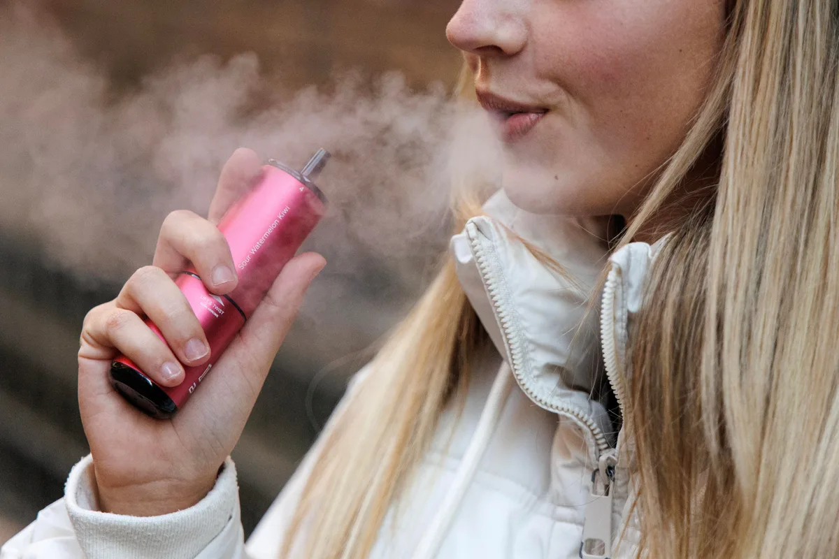 Vapeadores ganan terreno entre adolescentes pese la prohibición en México: estos son los riesgos de su consumo