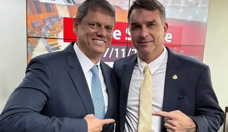 Evento de Tarcísio esconde Flávio Bolsonaro na divulgação