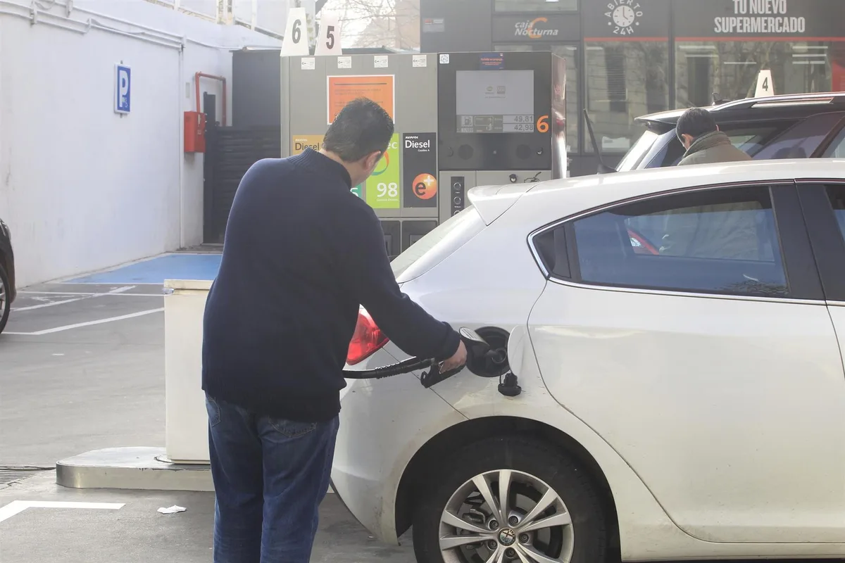 Los carburantes encadenan nueve semanas de alzas y tocan máximos desde marzo