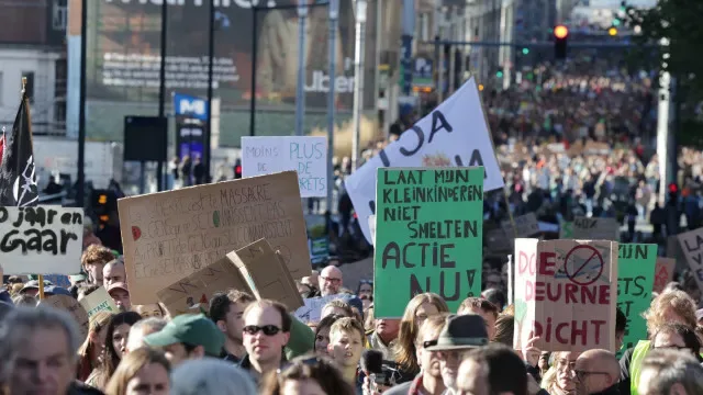Mais de 45 mil pessoas participam na Marcha pelo Clima 2026 em Bruxelas