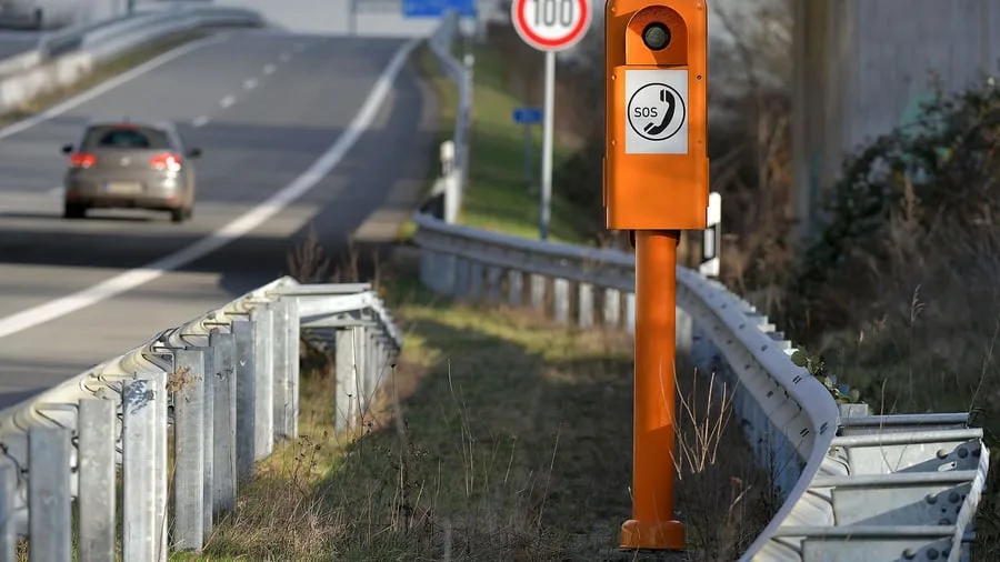 Sicherheit im Verkehr: Warum die Autobahn-Notrufsäulen auf dem Prüfstand stehen