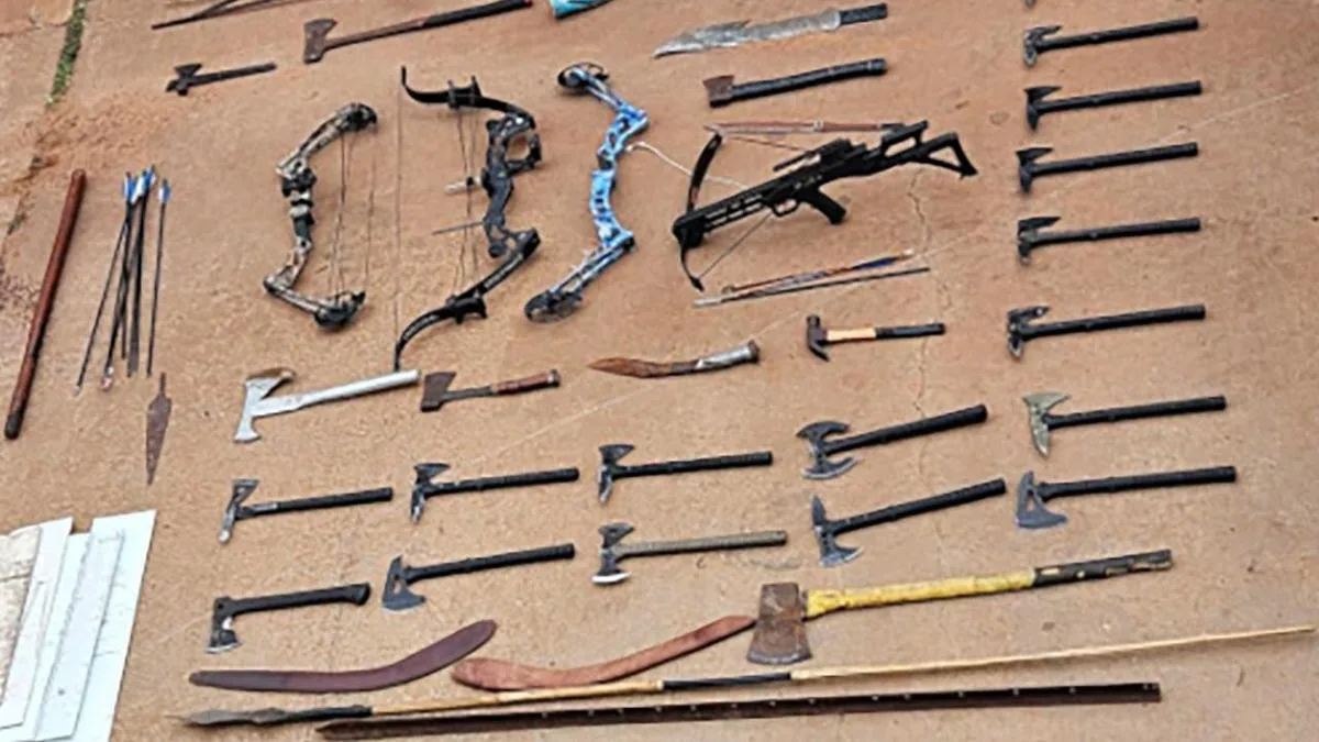 'Appalling' violence: armed group fires arrow at police
