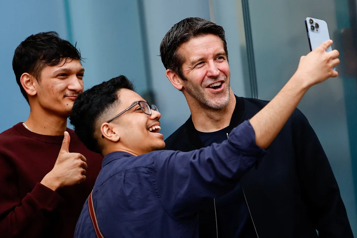 Nuevo CEO de Apple inaugura la venta del iPhone 18 Pro y Pro Max en la tienda de la Quinta Avenida en Nueva York