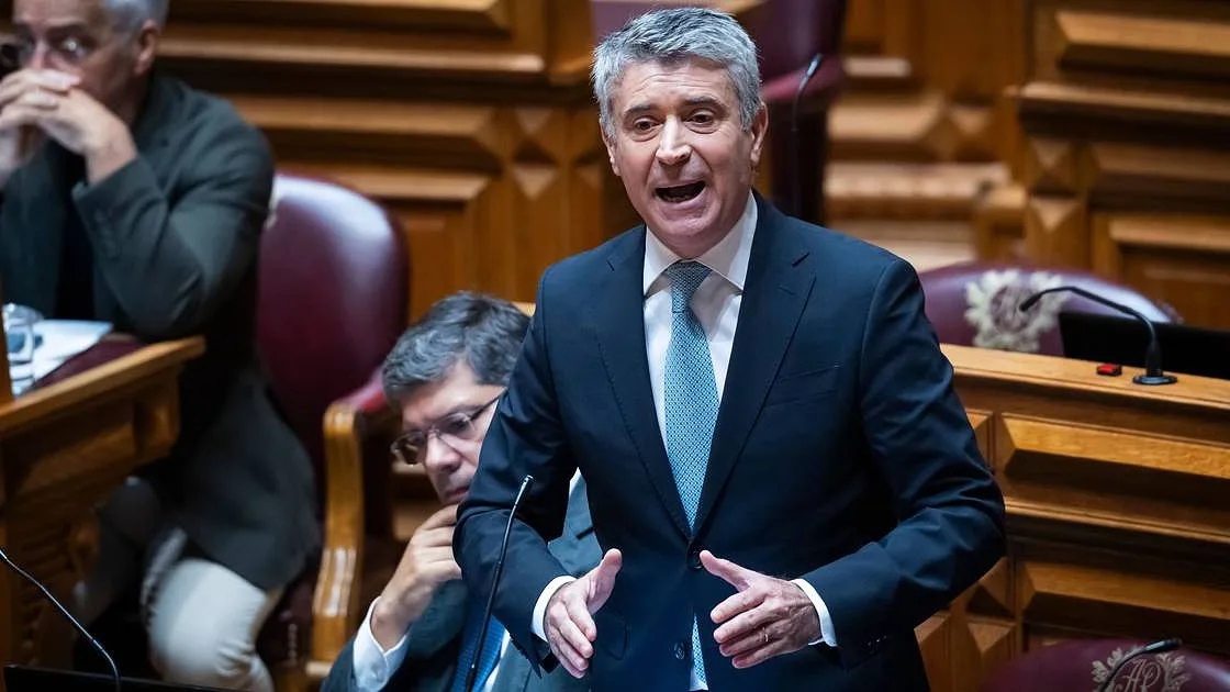 José Luís Carneiro atira a Luís Neves e defende "remodelação do Ministério da Administração Interna"