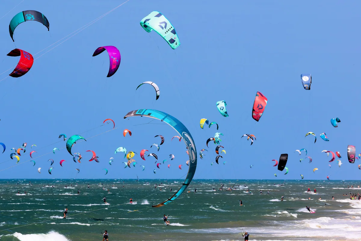 Turismo dos ventos: entenda como o kitesurf movimenta a economia e muda o litoral do Ceará