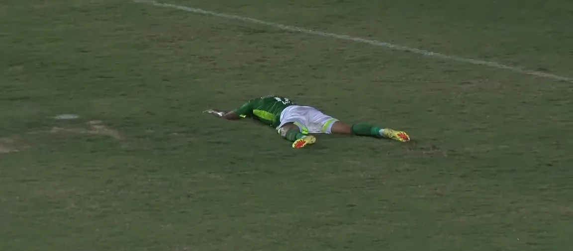 Guarani perde chances incríveis antes de levar virada no último lance; veja vídeo