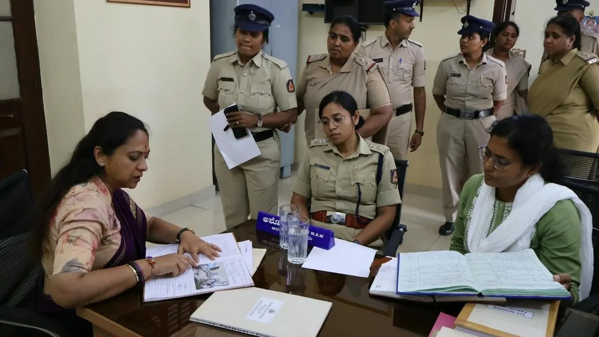 Women’s Commission Chairperson visits Women’s police station in Mysuru