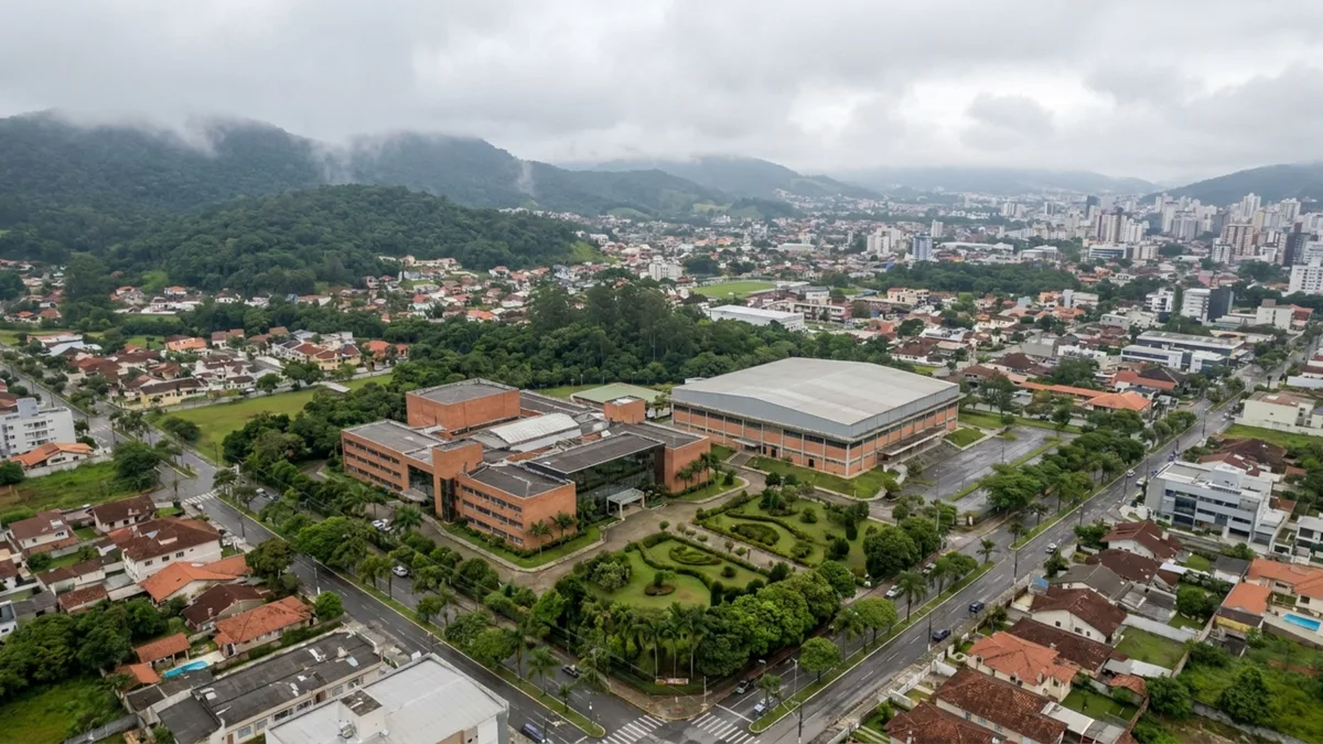 Maior cidade de Santa Catarina fica entre serra e litoral e combina indústria forte, bairros tranquilos e natureza a poucos quilômetros de algumas das praias mais bonitas do estado