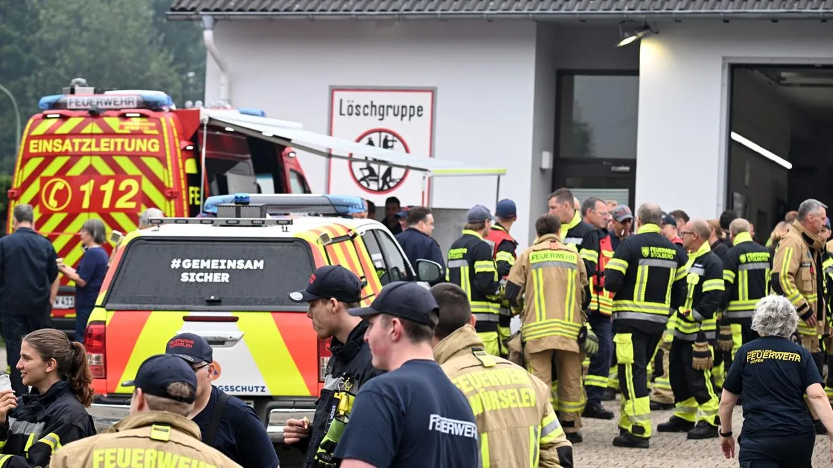Waldbrände: Kampf gegen Brand in Belgien - eine Feuerwehrkraft in Klinik