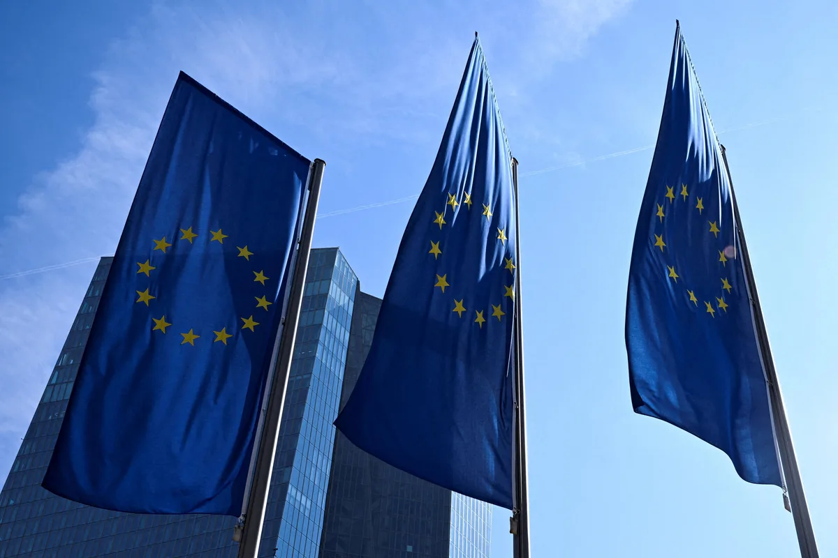 La UE prorrogó tres años las sanciones contra Rusia a cambio de retirar de la lista a los oligarcas Usmanov y Fridman