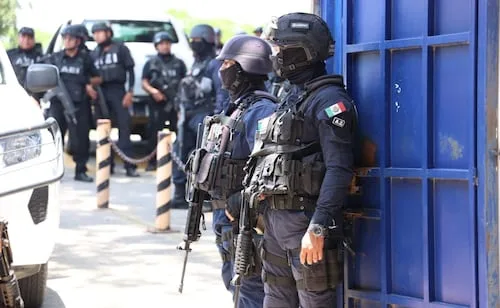 Con sueldos de 2 mil 300 pesos al mes, así laboran algunos policías en México; Senado analiza contrastes salariales del sector