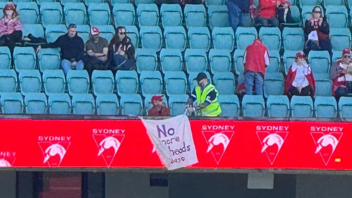 Fan’s banner removed by SCG security during Sydney Swans’ AFLW win over Essendon