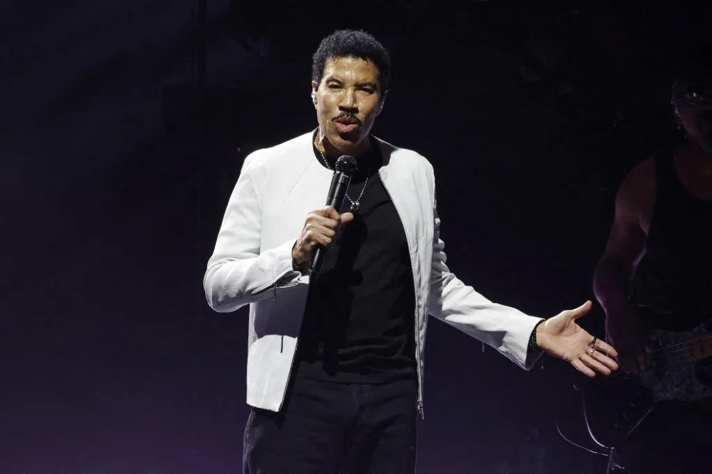 Lionel Richie passa por procedimento no coração e cancela shows