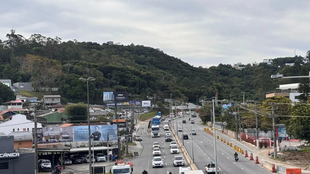 A cada vez mais inexplicável falta de estrutura cicloviária na SC-401
