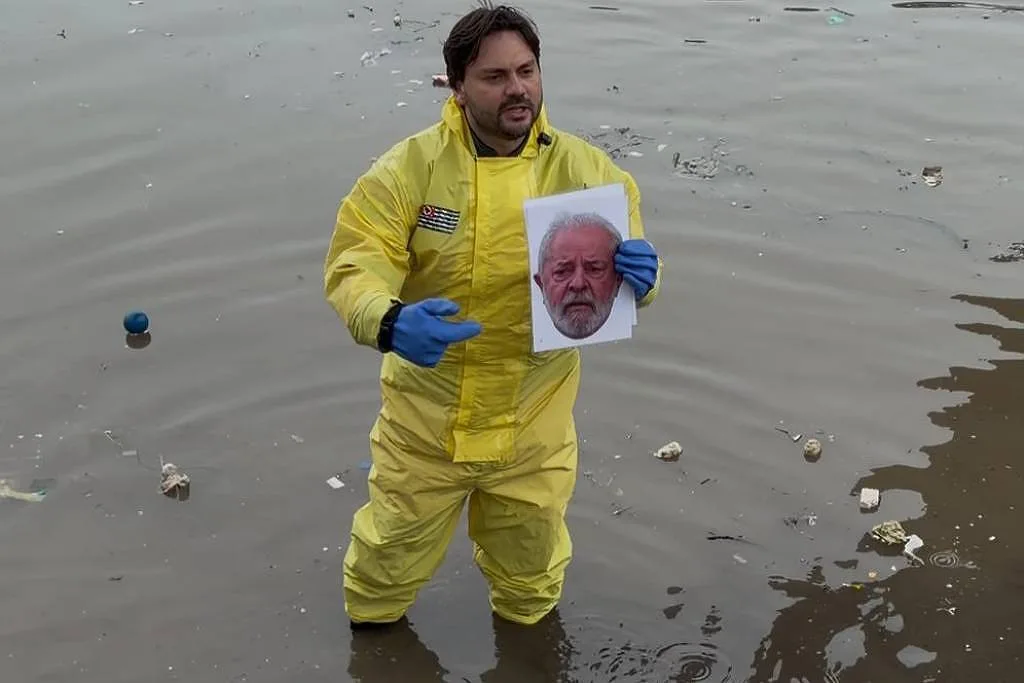 Candidato entra no rio Tietê para protestar contra poluição e corrupção